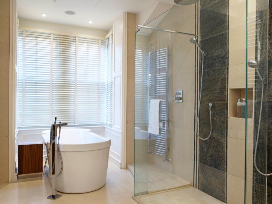 Идея дизайна: большая ванная комната в современном стиле с отдельно стоящей ванной, открытым душем, бежевой плиткой, каменной плиткой, бежевыми стенами и полом из известняка