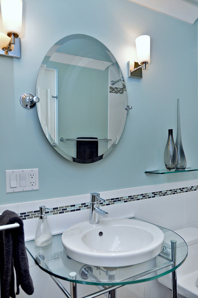 Exemple d'une salle de bain chic avec un lavabo de ferme, un plan de toilette en verre, un combiné douche/baignoire, WC à poser, un carrelage blanc et des carreaux de porcelaine.