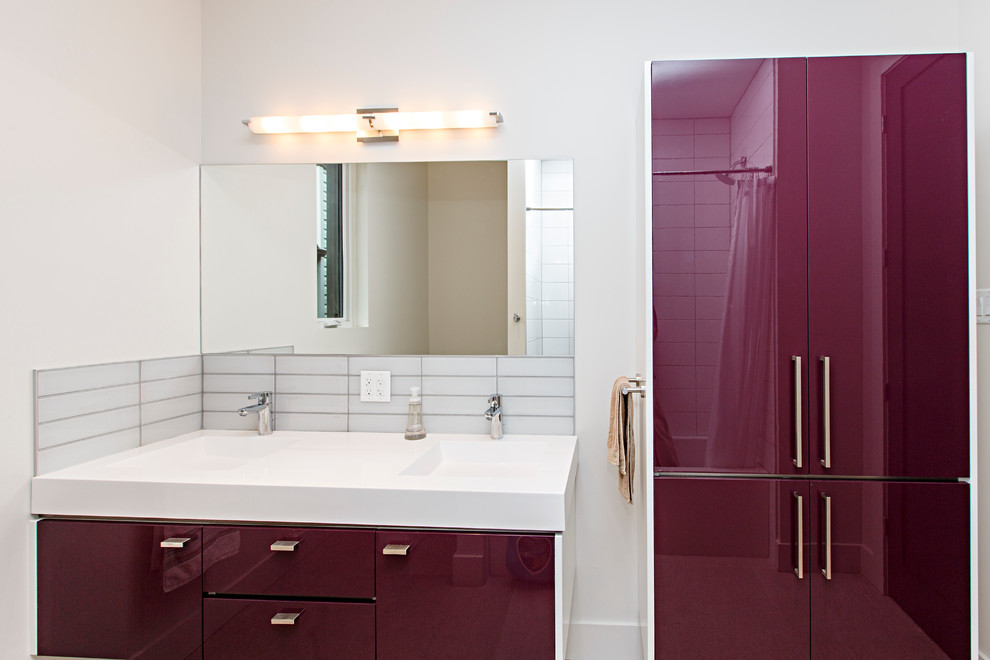オタワにある高級な中くらいなコンテンポラリースタイルのおしゃれなバスルーム (浴槽なし) (一体型シンク、フラットパネル扉のキャビネット、赤いキャビネット、珪岩の洗面台、アルコーブ型浴槽、アルコーブ型シャワー、一体型トイレ	、ベージュのタイル、セラミックタイル、白い壁、セラミックタイルの床) の写真