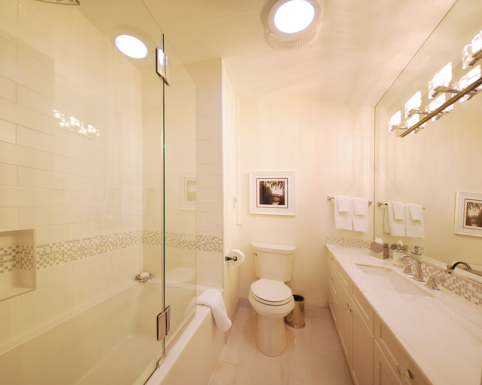 Пример оригинального дизайна: детская ванная комната среднего размера в стиле неоклассика (современная классика) с врезной раковиной, фасадами в стиле шейкер, белыми фасадами, мраморной столешницей, ванной в нише, душем над ванной, раздельным унитазом, белой плиткой, плиткой мозаикой, белыми стенами и полом из керамогранита