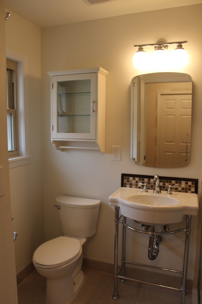Idées déco pour une petite salle de bain principale classique avec un placard à porte affleurante, un carrelage beige, des carreaux de porcelaine, un mur blanc et un sol en carrelage de porcelaine.