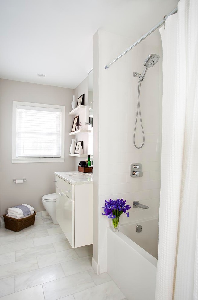 Свежая идея для дизайна: ванная комната в стиле неоклассика (современная классика) с врезной раковиной, ванной в нише, душем над ванной и унитазом-моноблоком - отличное фото интерьера
