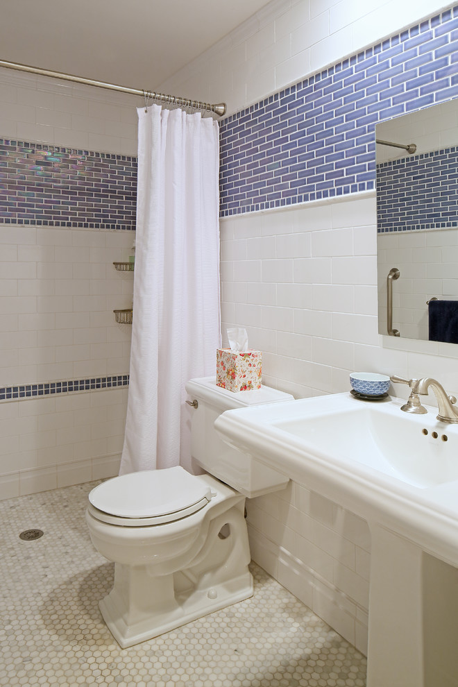 Foto di una stanza da bagno con doccia chic di medie dimensioni con doccia a filo pavimento, WC a due pezzi, piastrelle blu, piastrelle in ceramica, pareti bianche, pavimento in marmo, lavabo a colonna e doccia aperta