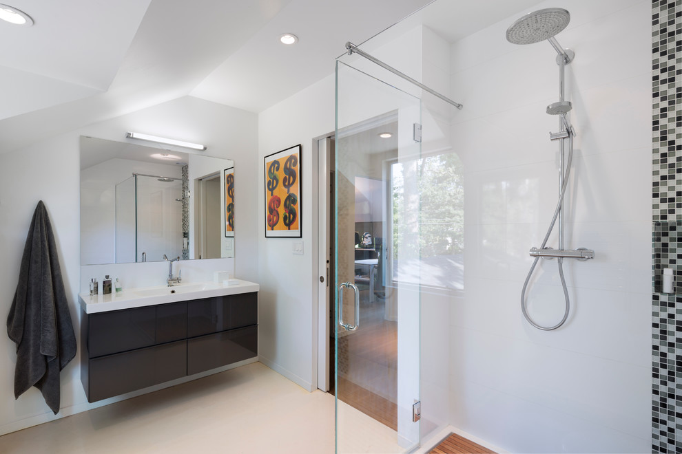 Идея дизайна: большая главная ванная комната в современном стиле с монолитной раковиной, плоскими фасадами, черными фасадами, угловым душем, белой плиткой, белыми стенами, керамогранитной плиткой, полом из керамогранита, бежевым полом и душем с распашными дверями