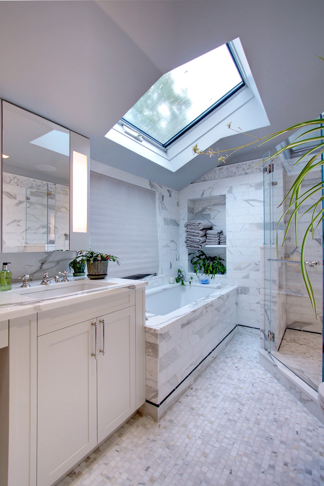 Exempel på ett stort modernt vit vitt en-suite badrum, med skåp i shakerstil, marmorbänkskiva, marmorkakel, vita skåp, ett undermonterat badkar, en hörndusch, marmorgolv, ett undermonterad handfat och dusch med gångjärnsdörr
