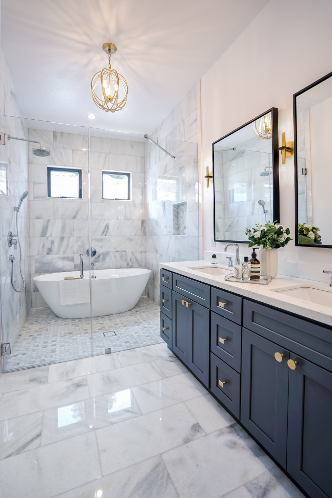 Идея дизайна: большая главная ванная комната в стиле кантри с черно-белой плиткой, столешницей из искусственного кварца, белой столешницей и фасадами в стиле шейкер