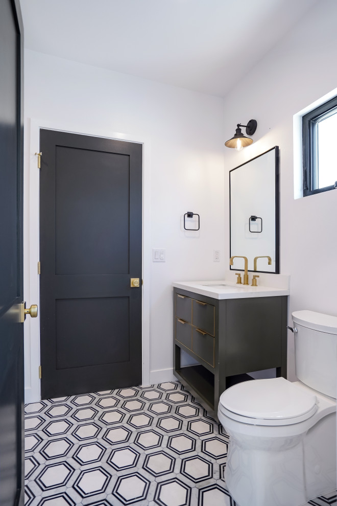 Immagine di una grande stanza da bagno padronale country con consolle stile comò, pistrelle in bianco e nero, top in quarzo composito e top bianco