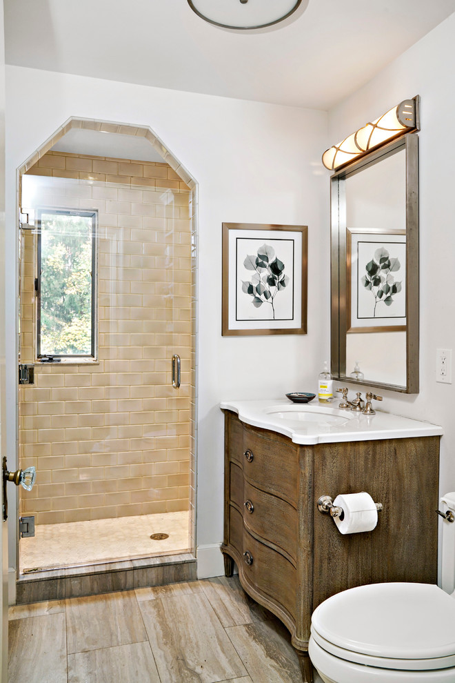 Foto di una stanza da bagno per bambini chic di medie dimensioni con consolle stile comò, ante con finitura invecchiata, piastrelle beige e top in marmo