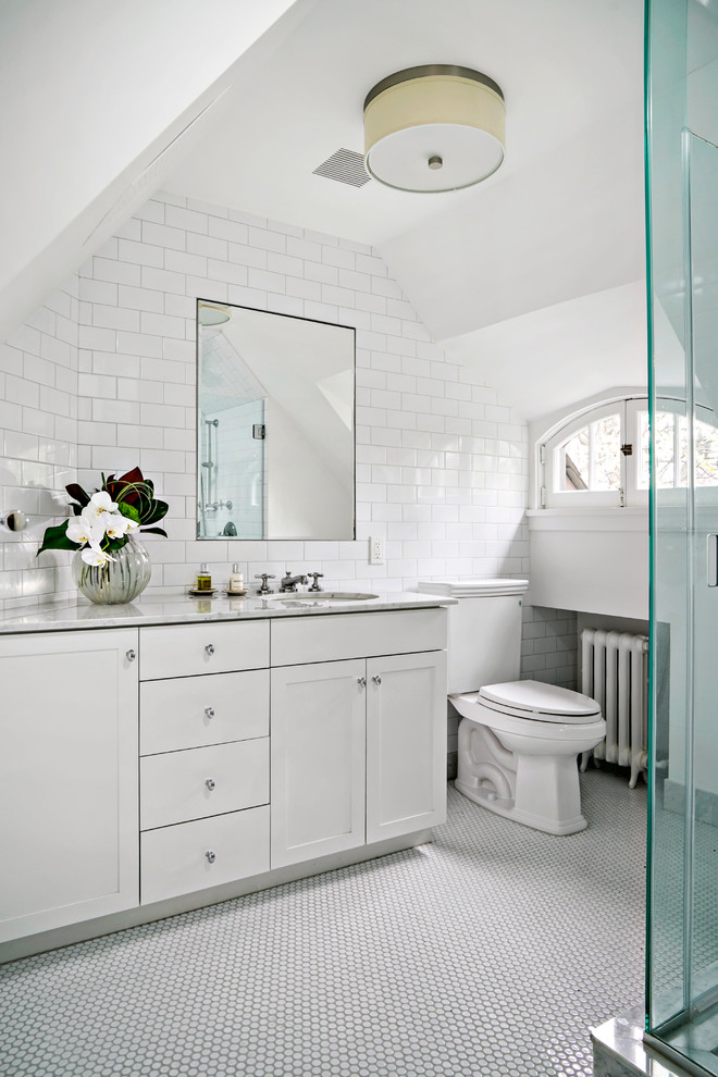 Идея дизайна: ванная комната среднего размера в классическом стиле с фасадами в стиле шейкер, мраморной столешницей, белыми фасадами, раздельным унитазом, белой плиткой, плиткой кабанчик, белыми стенами, полом из мозаичной плитки и врезной раковиной