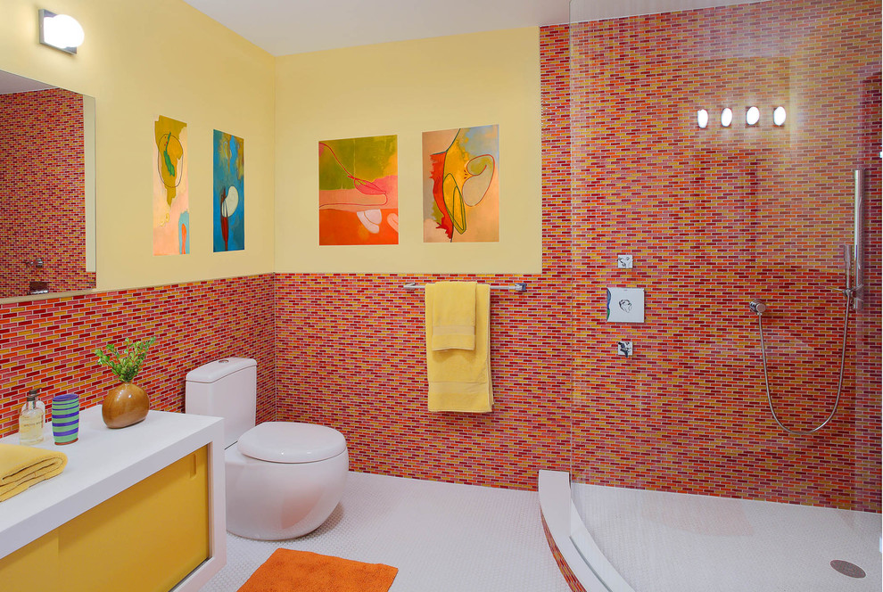 ニューヨークにあるコンテンポラリースタイルのおしゃれな浴室 (黄色いキャビネット、コーナー設置型シャワー、モザイクタイル、赤いタイル、赤い壁) の写真