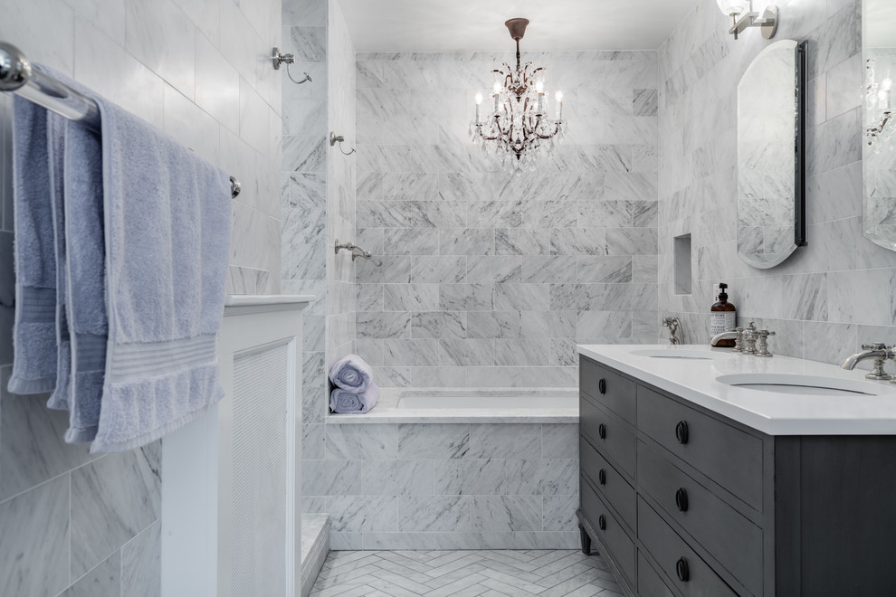 Imagen de cuarto de baño principal tradicional de tamaño medio con ducha abierta, baldosas y/o azulejos blancos, baldosas y/o azulejos de piedra, paredes blancas y suelo de mármol