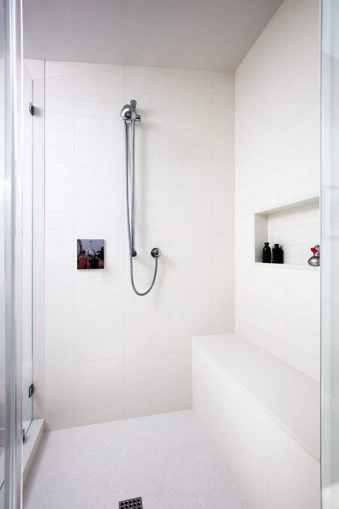 Свежая идея для дизайна: ванная комната среднего размера в стиле ретро с угловым душем, унитазом-моноблоком, белой плиткой, керамической плиткой, белыми стенами, полом из керамической плитки, душевой кабиной, врезной раковиной, столешницей из искусственного кварца, белым полом, душем с распашными дверями и белой столешницей - отличное фото интерьера