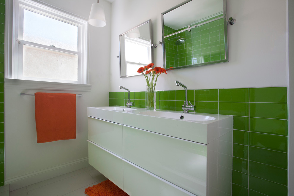 Réalisation d'une petite salle d'eau design avec un lavabo intégré, un placard à porte plane, des portes de placard blanches, un carrelage vert, un carrelage en pâte de verre, un mur blanc et un sol en carrelage de porcelaine.