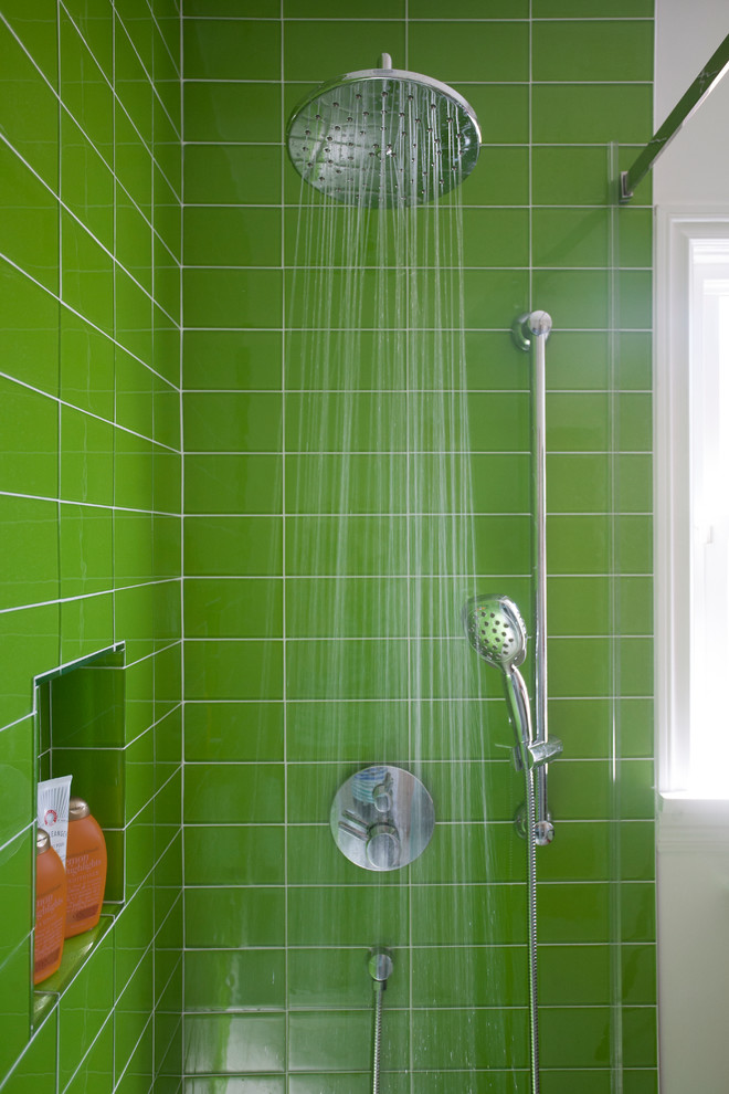 Foto de cuarto de baño contemporáneo pequeño con ducha esquinera, baldosas y/o azulejos verdes, baldosas y/o azulejos de vidrio, paredes blancas, suelo de baldosas de porcelana y aseo y ducha