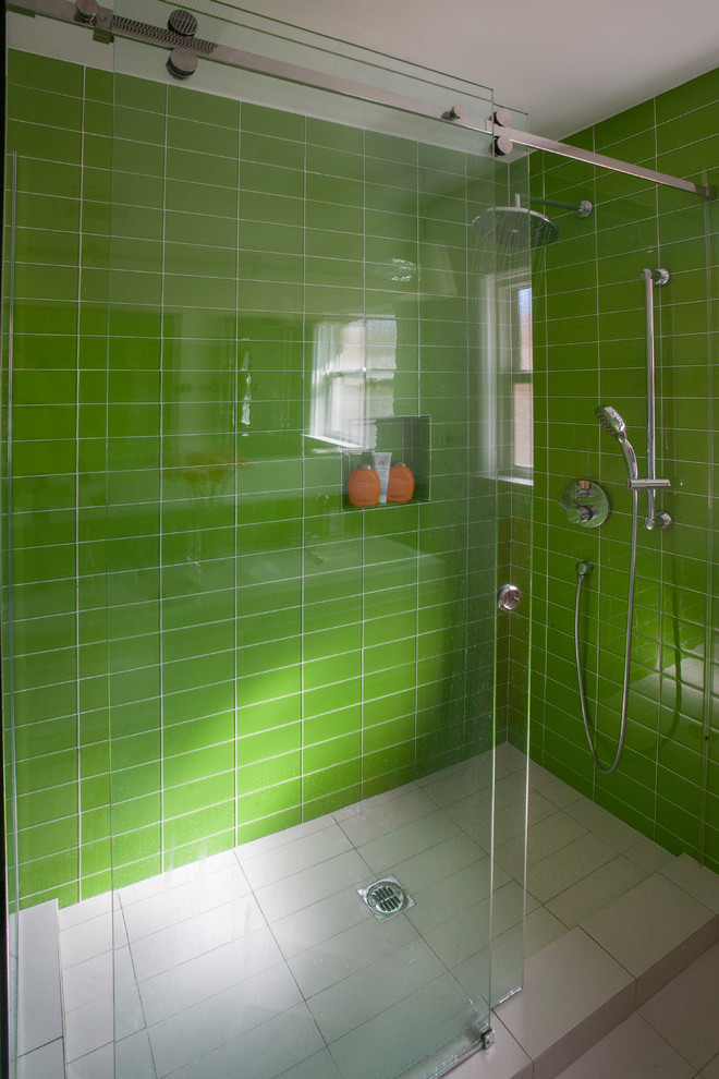 Immagine di una piccola stanza da bagno con doccia minimal con doccia ad angolo, piastrelle verdi, piastrelle di vetro, pareti bianche e pavimento in gres porcellanato
