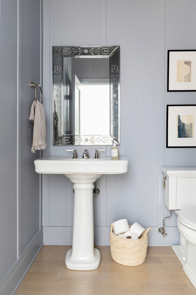 Mittelgroßes Klassisches Duschbad mit Toilette mit Aufsatzspülkasten, weißer Wandfarbe, hellem Holzboden, Sockelwaschbecken, braunem Boden und weißer Waschtischplatte in New York