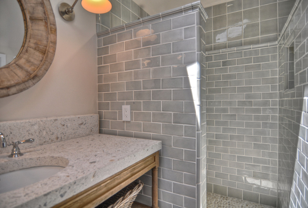 Idéer för att renovera ett vintage badrum, med ett undermonterad handfat, öppna hyllor, skåp i slitet trä, bänkskiva i betong, en öppen dusch, grå kakel, tunnelbanekakel och grå väggar