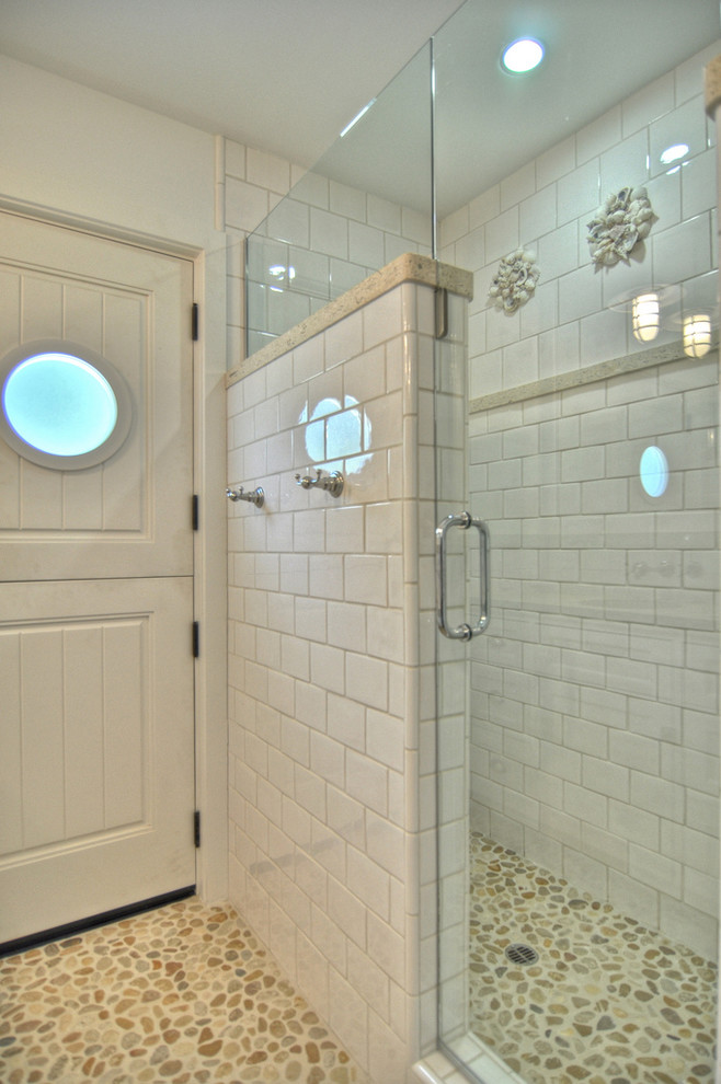 Идея дизайна: ванная комната в морском стиле с врезной раковиной, полновстраиваемой ванной, открытым душем, унитазом-моноблоком, белой плиткой, керамической плиткой, белыми стенами и полом из галечной плитки