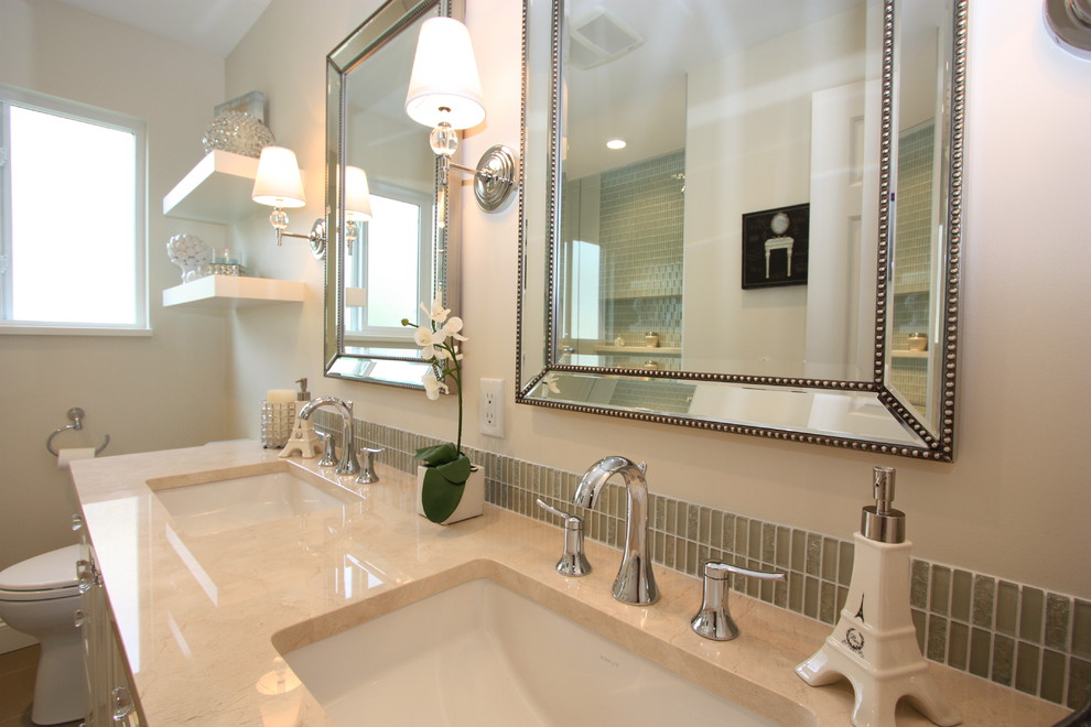 Idéer för att renovera ett mellanstort vintage en-suite badrum, med ett undermonterad handfat, luckor med infälld panel, vita skåp, marmorbänkskiva, en dusch/badkar-kombination, beige kakel, vita väggar och linoleumgolv