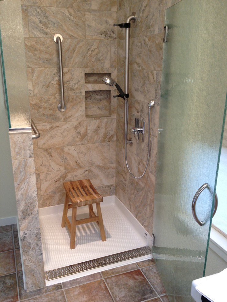 Modelo de cuarto de baño principal contemporáneo pequeño con ducha empotrada, baldosas y/o azulejos beige y paredes blancas