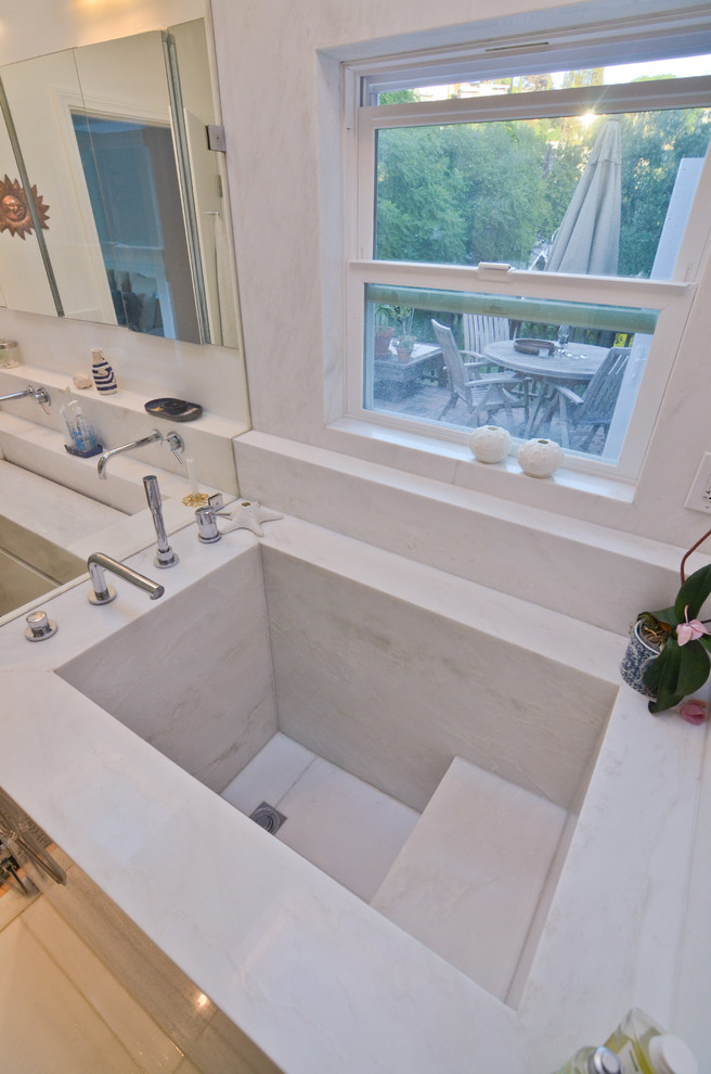 Idée de décoration pour une salle de bain principale sud-ouest américain avec un plan de toilette en marbre, une douche à l'italienne et WC suspendus.