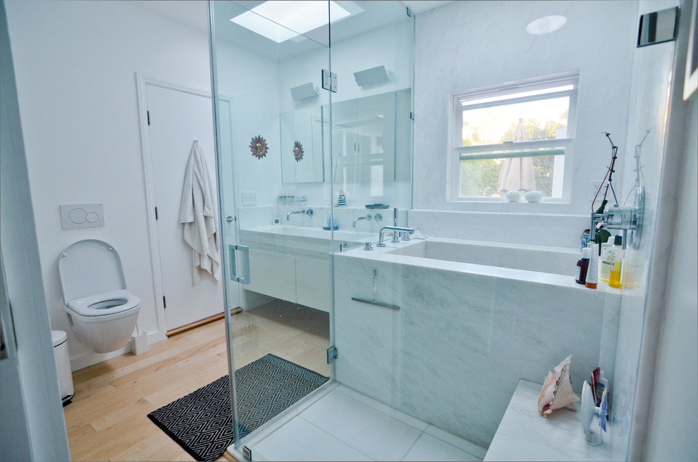 Foto di una stanza da bagno padronale stile americano con top in marmo, doccia a filo pavimento e WC sospeso