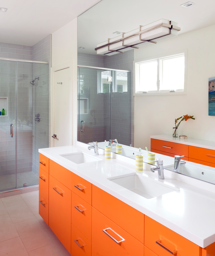Стильный дизайн: детская ванная комната в стиле модернизм с плоскими фасадами, оранжевыми фасадами, душем в нише, раздельным унитазом, серой плиткой, стеклянной плиткой, белыми стенами, полом из керамогранита, врезной раковиной и столешницей из искусственного кварца - последний тренд