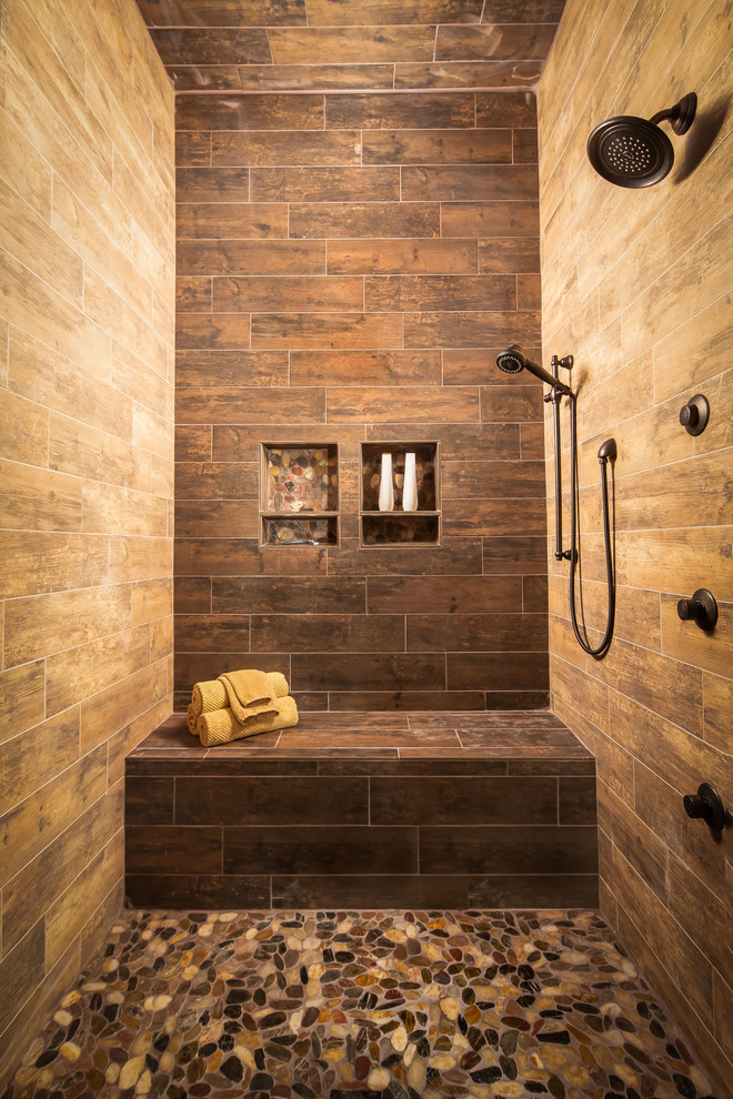 Свежая идея для дизайна: большая главная ванная комната в стиле рустика с душевой комнатой и душем с распашными дверями - отличное фото интерьера