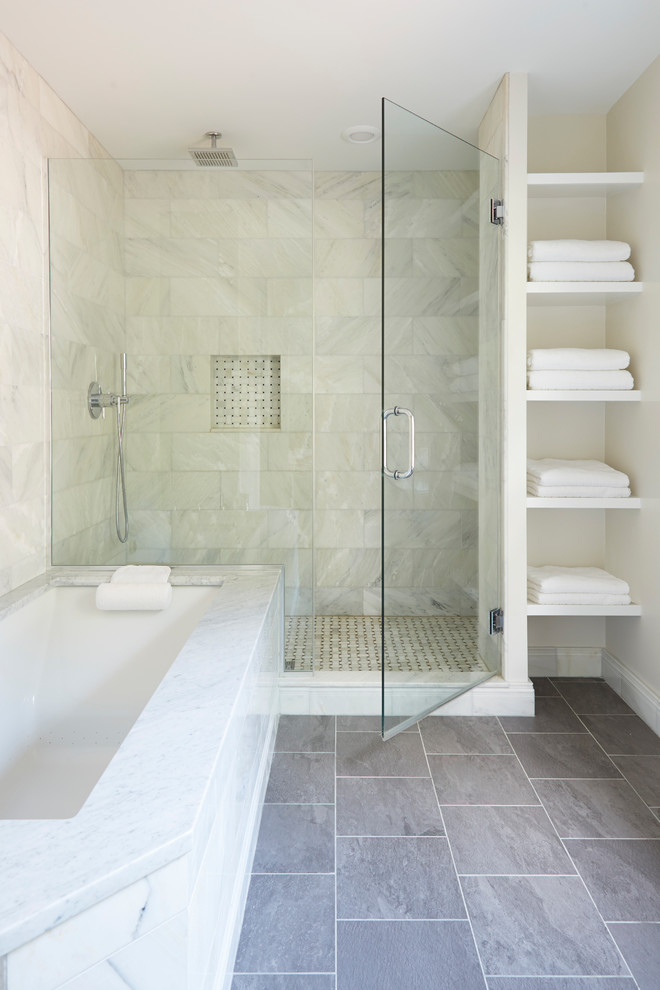 Esempio di una grande stanza da bagno classica con ante con riquadro incassato, ante bianche, parquet scuro e pavimento marrone