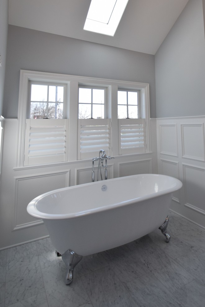 Geräumiges Klassisches Badezimmer En Suite mit weißen Schränken, Löwenfuß-Badewanne, grauen Fliesen, grauer Wandfarbe und Marmorboden in Chicago