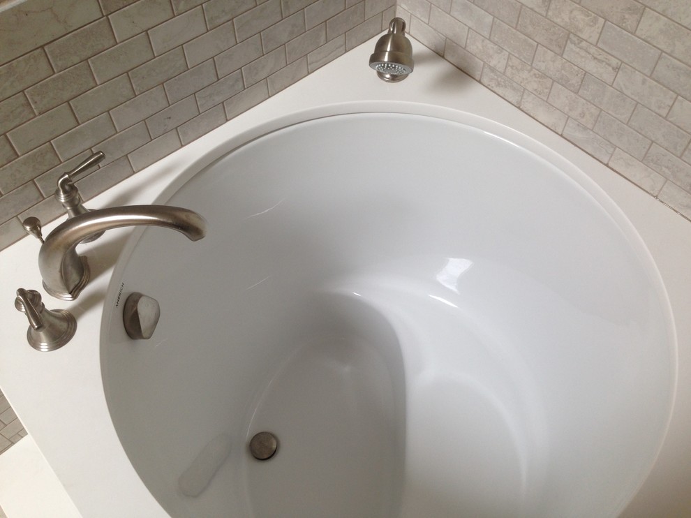 Idées déco pour une salle de bain classique avec un bain japonais, des carreaux de porcelaine et un plan de toilette en quartz modifié.