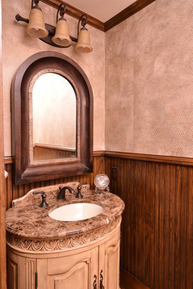 Ispirazione per una stanza da bagno rustica con lavabo sottopiano, ante beige, pareti beige e ante con bugna sagomata