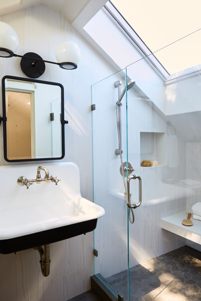 Modernes Duschbad mit weißen Fliesen, Fliesen in Holzoptik, weißer Wandfarbe, Wandwaschbecken, weißer Waschtischplatte, Einzelwaschbecken, gewölbter Decke, Duschnische, Falttür-Duschabtrennung und grauem Boden in San Francisco
