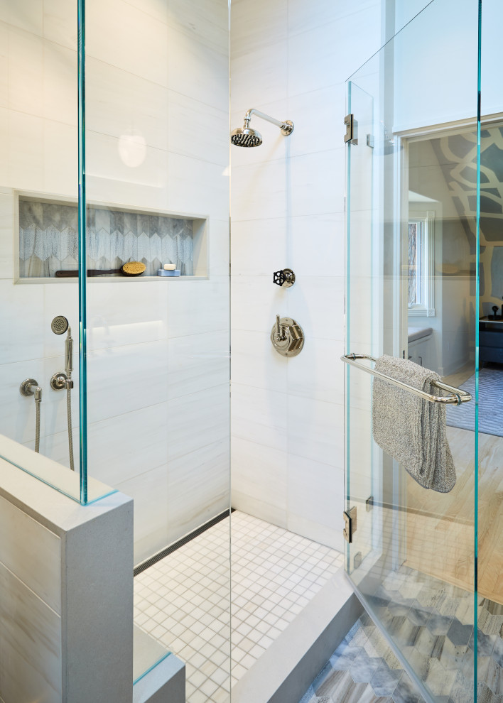 Inspiration för klassiska vitt badrum, med luckor med glaspanel, bruna skåp, en hörndusch, flerfärgad kakel, marmorkakel, vita väggar, marmorgolv, ett undermonterad handfat, bänkskiva i kvartsit, flerfärgat golv och dusch med gångjärnsdörr