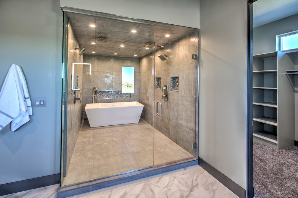 Immagine di un'ampia stanza da bagno padronale minimalista con vasca freestanding, zona vasca/doccia separata, piastrelle verdi, pareti verdi, pavimento bianco e porta doccia a battente