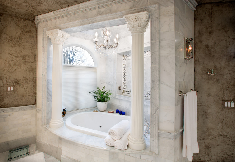 Idées déco pour une grande salle de bain principale classique avec un lavabo encastré, un placard à porte affleurante, des portes de placard blanches, un plan de toilette en marbre, une baignoire en alcôve, une douche à l'italienne, un carrelage gris, un carrelage de pierre, un mur gris et un sol en marbre.