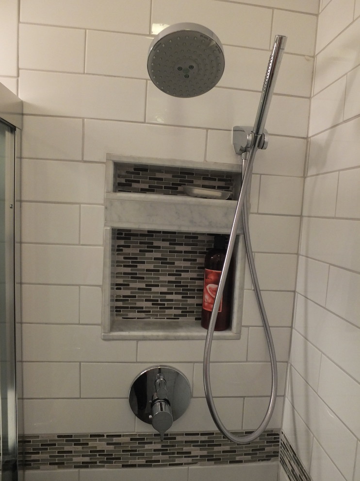 Inspiration för små moderna badrum med dusch, med ett integrerad handfat, möbel-liknande, bänkskiva i akrylsten, en dusch i en alkov, vit kakel, keramikplattor, beige väggar och klinkergolv i porslin