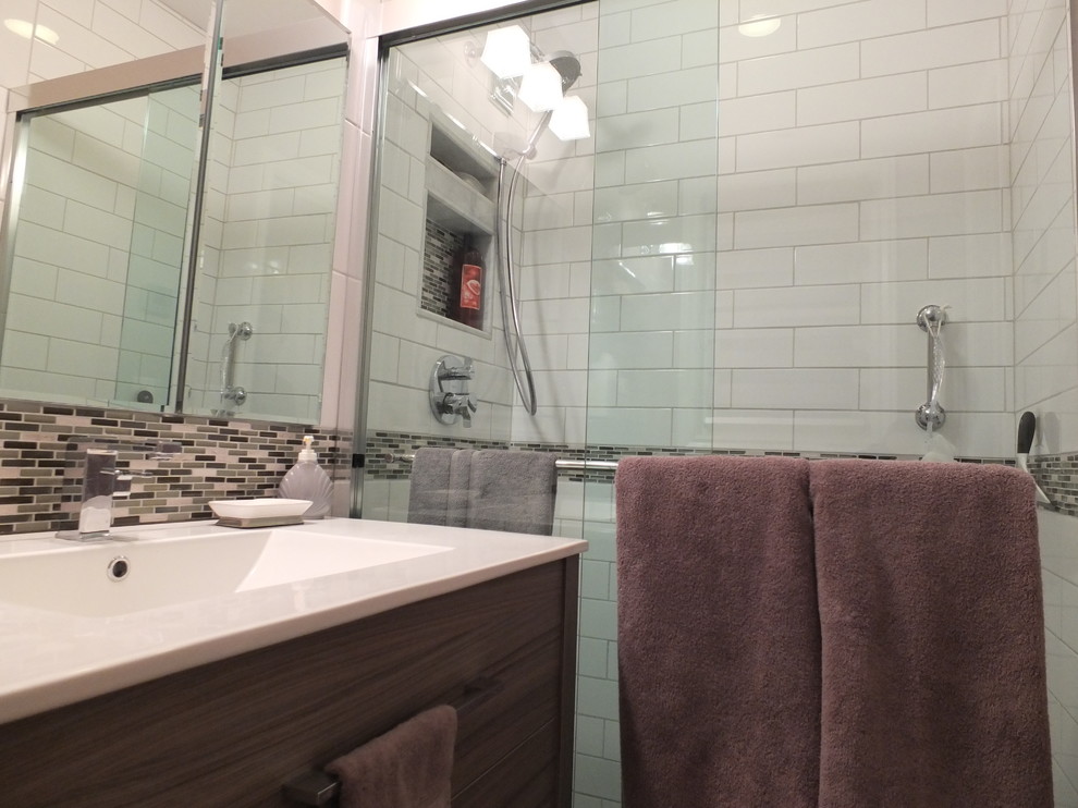 Aménagement d'une petite salle de bain contemporaine avec un lavabo intégré, un placard en trompe-l'oeil, un plan de toilette en surface solide, un carrelage blanc, des carreaux de céramique, un mur beige et un sol en carrelage de porcelaine.