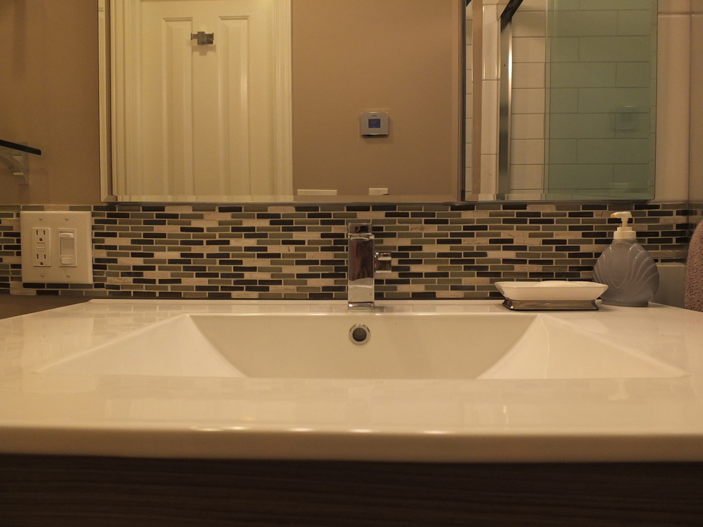 На фото: маленькая ванная комната в современном стиле с монолитной раковиной, фасадами островного типа, столешницей из искусственного камня, душем в нише, белой плиткой, керамической плиткой, бежевыми стенами, полом из керамогранита и душевой кабиной для на участке и в саду