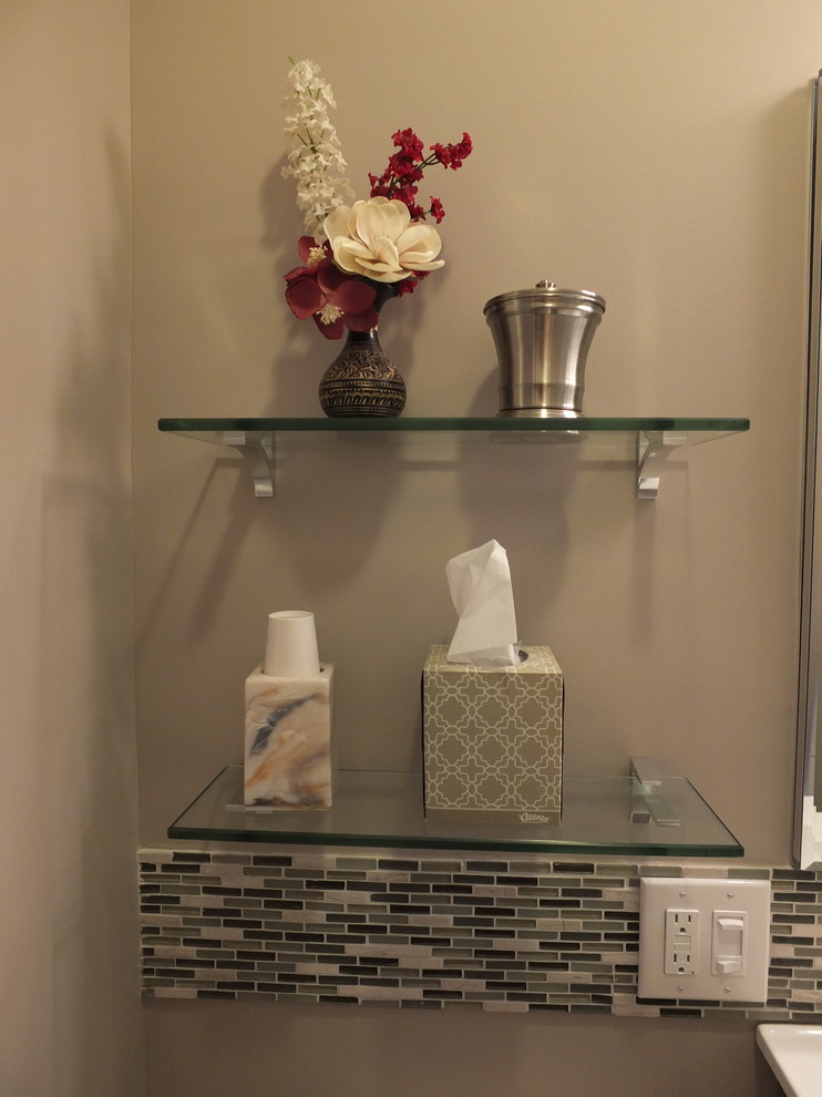 Exempel på ett litet modernt badrum med dusch, med ett integrerad handfat, möbel-liknande, bänkskiva i akrylsten, en dusch i en alkov, vit kakel, keramikplattor, beige väggar och klinkergolv i porslin