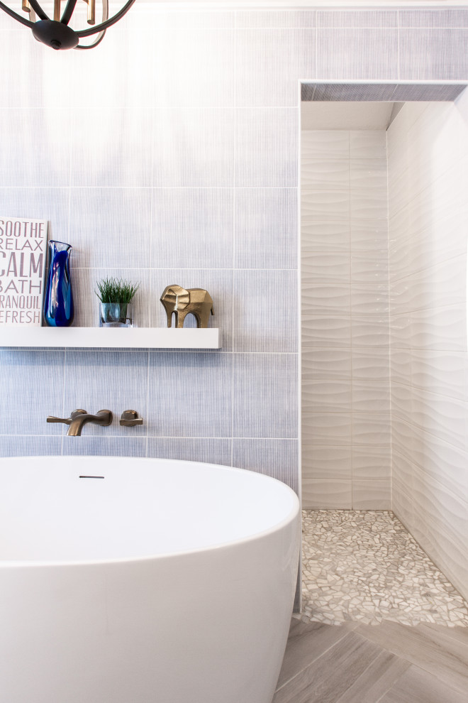 Idéer för stora vintage flerfärgat en-suite badrum, med möbel-liknande, vita skåp, ett fristående badkar, en kantlös dusch, en toalettstol med separat cisternkåpa, vit kakel, ett undermonterad handfat, bänkskiva i kvarts, grått golv och med dusch som är öppen