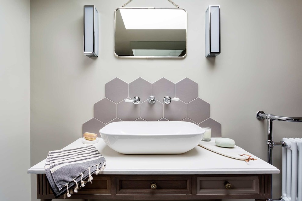 На фото: ванная комната среднего размера в современном стиле с серой плиткой, серыми стенами и настольной раковиной