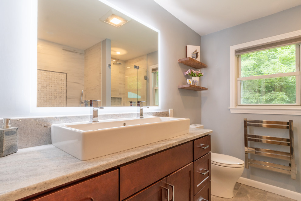 Exempel på ett mellanstort klassiskt grå grått en-suite badrum, med luckor med infälld panel, skåp i mellenmörkt trä, ett platsbyggt badkar, en öppen dusch, en toalettstol med separat cisternkåpa, grå kakel, porslinskakel, grå väggar, klinkergolv i keramik, ett avlångt handfat, granitbänkskiva, grått golv och dusch med gångjärnsdörr