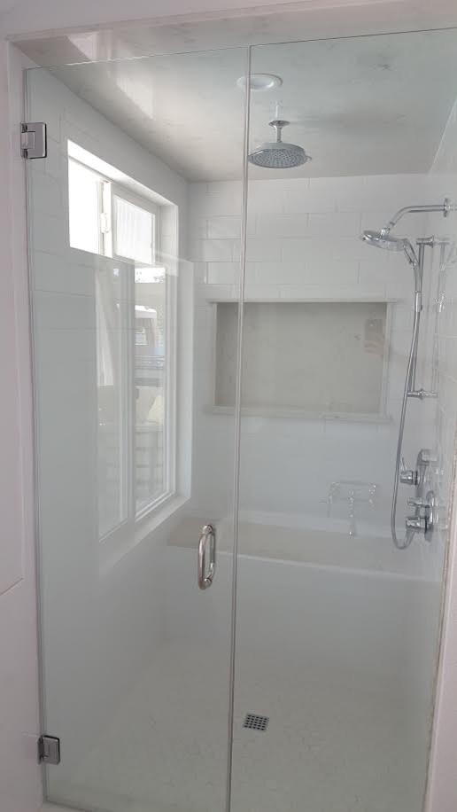 Ispirazione per una grande stanza da bagno padronale minimal con doccia alcova, pareti bianche e pavimento in gres porcellanato