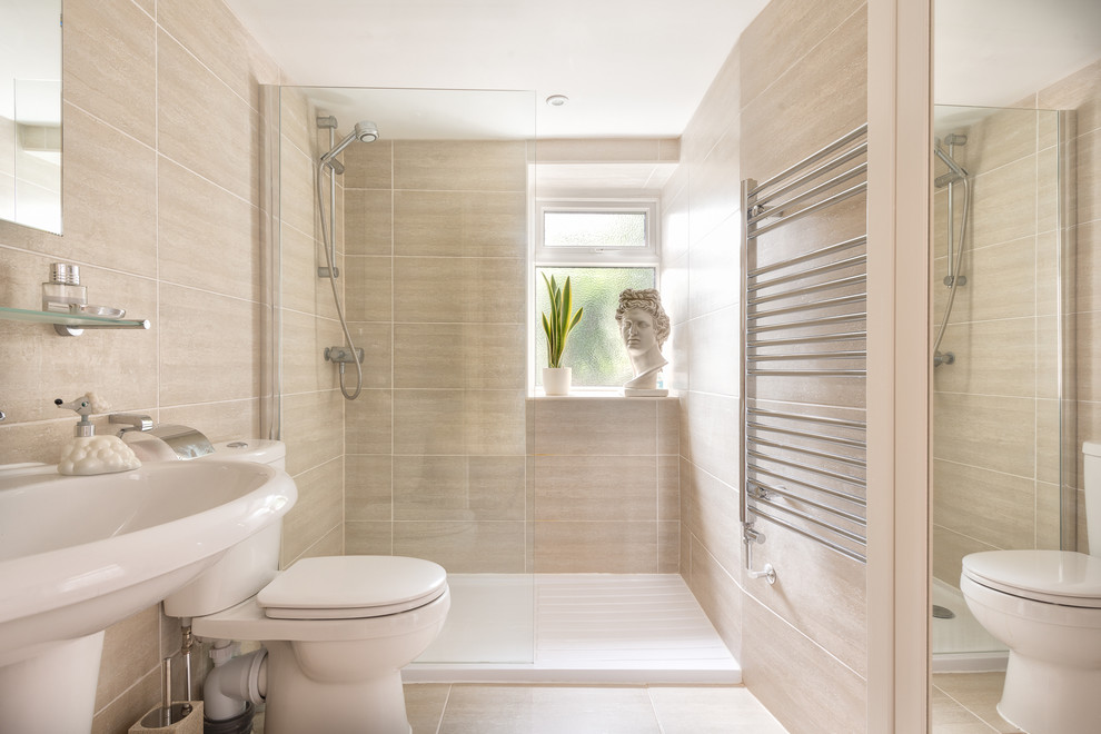 Exempel på ett mellanstort modernt en-suite badrum, med ett piedestal handfat, en öppen dusch, en toalettstol med separat cisternkåpa, beige kakel, keramikplattor, beige väggar och klinkergolv i keramik