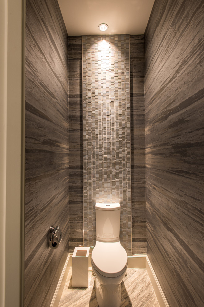 Ejemplo de cuarto de baño actual con sanitario de dos piezas, baldosas y/o azulejos grises, baldosas y/o azulejos en mosaico, paredes marrones y cuarto de baño