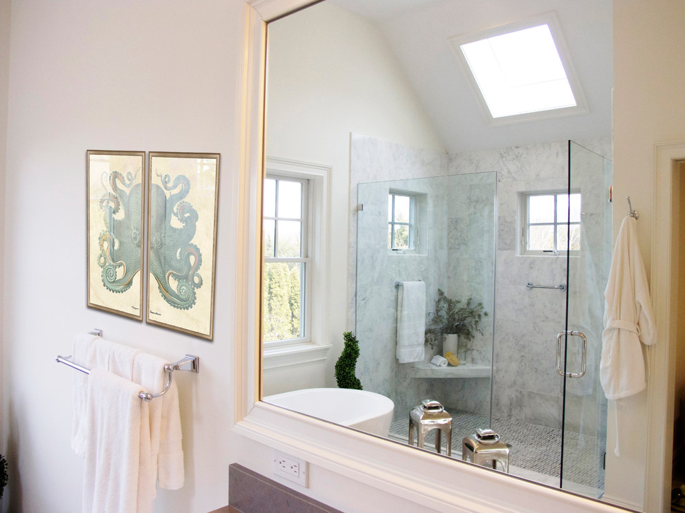 Diseño de cuarto de baño principal marinero grande con lavabo tipo consola, bañera exenta, paredes blancas y suelo de mármol