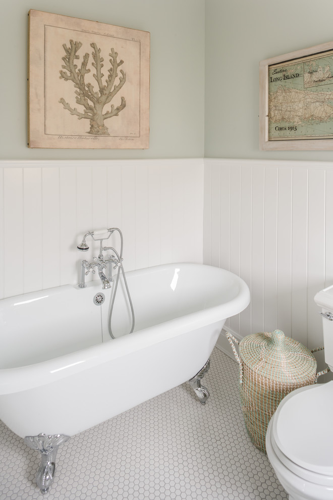 Foto di una stanza da bagno con doccia classica di medie dimensioni con vasca con piedi a zampa di leone, WC a due pezzi, pareti verdi e pavimento in gres porcellanato