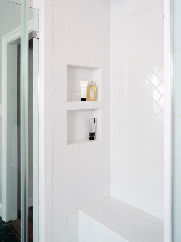 Пример оригинального дизайна: огромная главная ванная комната в стиле неоклассика (современная классика) с фасадами в стиле шейкер, белыми фасадами, отдельно стоящей ванной, раздельным унитазом, белой плиткой, керамогранитной плиткой, серыми стенами, полом из керамогранита, врезной раковиной и столешницей из искусственного кварца