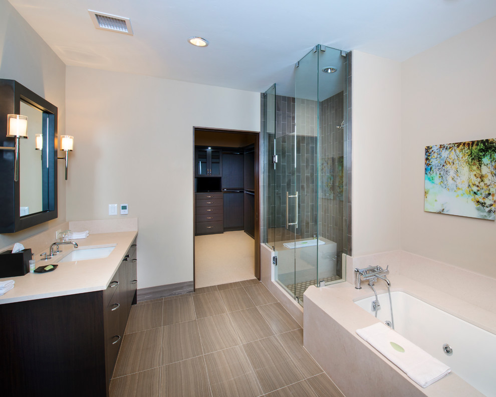 Réalisation d'une douche en alcôve principale design en bois foncé de taille moyenne avec un lavabo posé, un placard à porte plane, une baignoire d'angle, un carrelage blanc et un mur blanc.